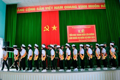 Đội viên liên đội trường THCS Hành Trung tặng hoa chúc mừng Thanh niên lên đường làm nghĩa vụ quân sự